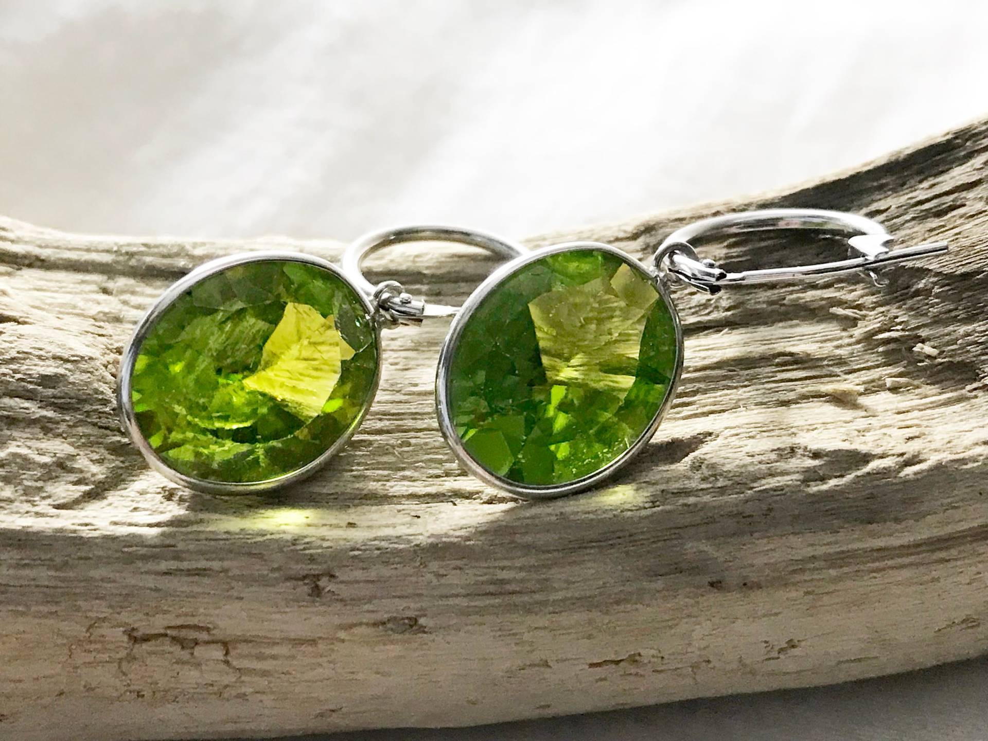 14 K Weißgold Ohrringe, Natürliche Peridot Bewertung, Edelstein Trendige Ohrringe von CaeruleumJewelry