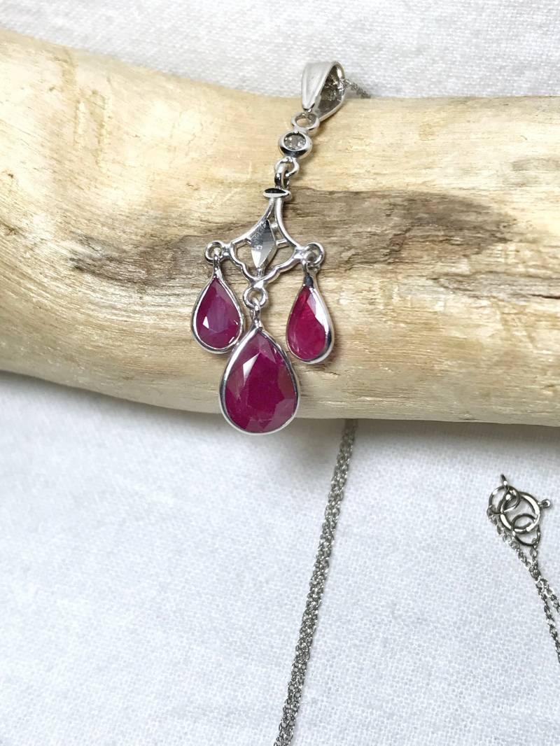 14Kt Weißgold-Anhänger Mit Natürlichem Rubin | 2, 70 Ct Und Diamant, Geschätzt 1.433 Usd von CaeruleumJewelry