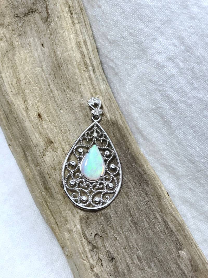 Anhänger Aus 14-Karätigem Weißgold Mit Birnenförmigem Natürlichem Opal | 0, 63 Ct, Schätzpreis 1.025 Cad von CaeruleumJewelry