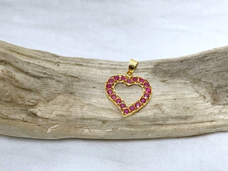 Anhänger Aus 18-Karätigem Gelbgold Mit Natürlichem Rubin | Insgesamt 0, 79 Ct, Schätzwert 740 Usd von CaeruleumJewelry