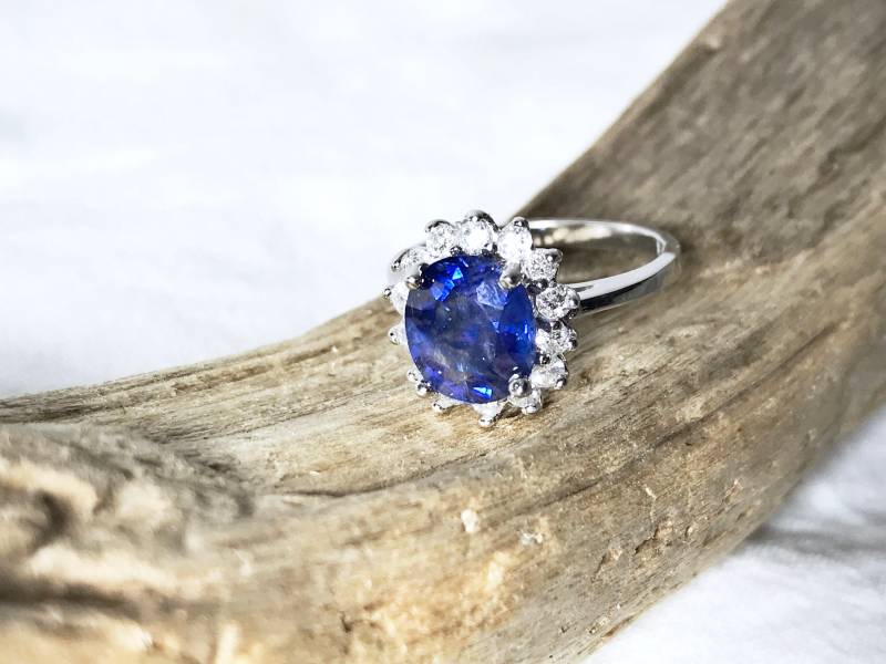 Diamantring Aus 14-Karätigem Weißgold Mit Natürlichem Saphir | 2, 00 Ct, Schätzpreis 4.505 Usd von CaeruleumJewelry