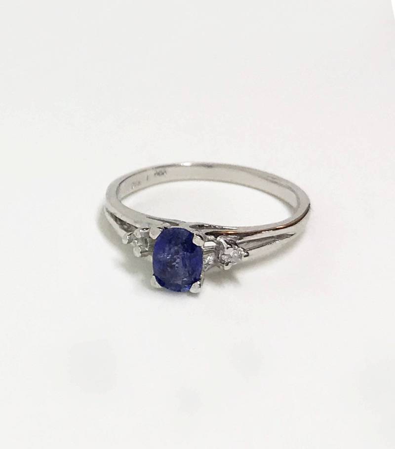 Natürlicher Diamantring Aus 14-Karätigem Weißgold Mit Natürlichem Saphir | 0, 65 Ct, Schätzpreis 2.097 Usd von CaeruleumJewelry