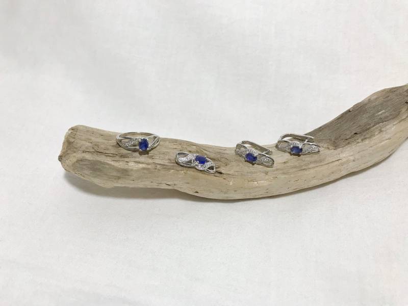 Set Aus Natürlichen Saphir Ring, Ohrringe Und Anhänger, Sterling Silber, Schätzpreis 1009 Usd von CaeruleumJewelry