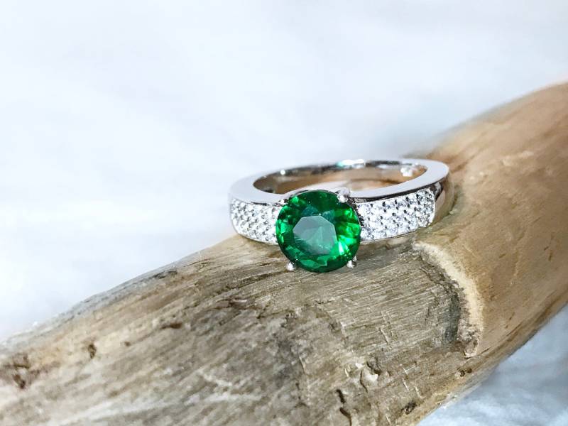 sterling Silber Ring Mit Grünen Kristall, Bewertet 630 Cad von CaeruleumJewelry