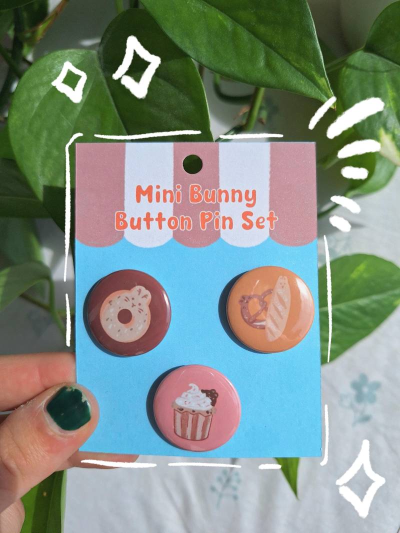 Bakery Mini Bunny Button Pin Set | Adorable Rabbit Café Themed Badges With Cake & Coffee, Cute Bun Baguette Pretzels, Cupcake von CafeBunStudioShop