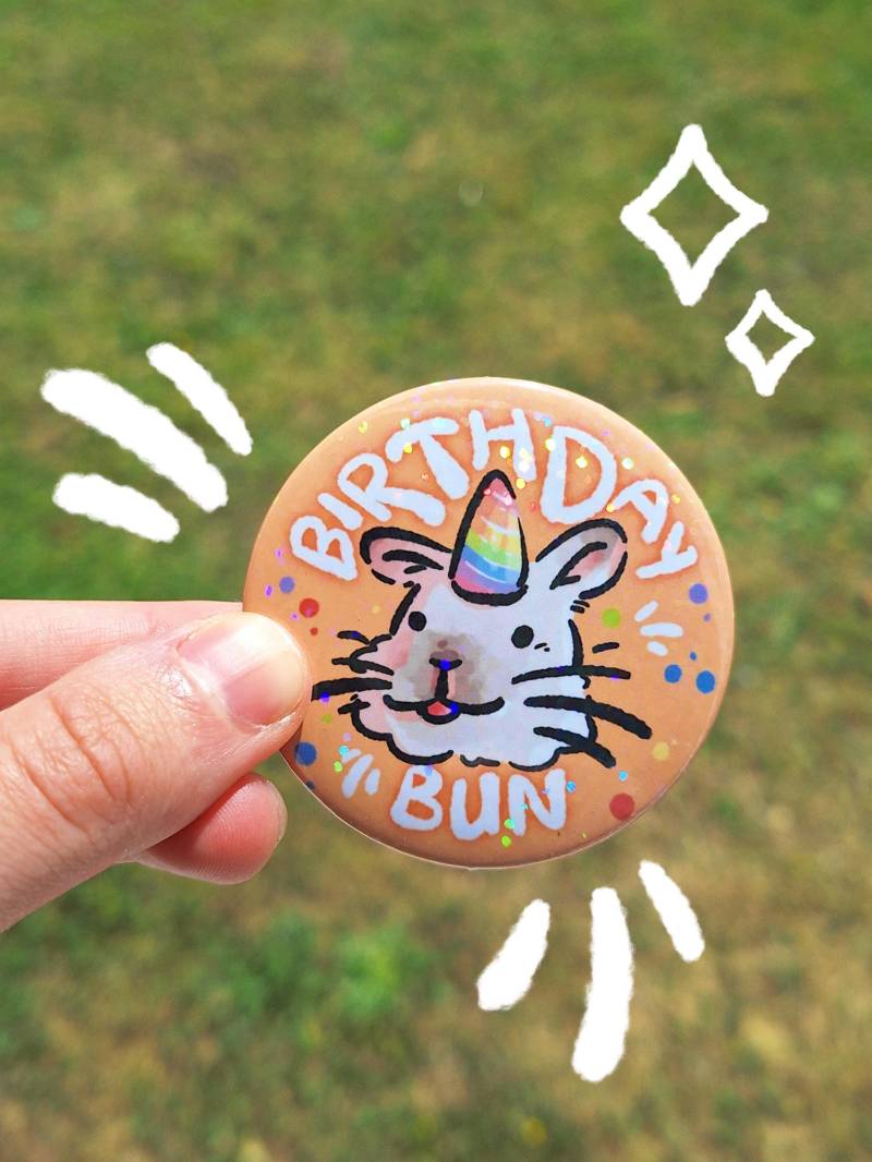 Birthday Bun Button Pin | Adorable Sparkly Bunny Badge For Birthday, Holographic Celebration Art, Happy Cute Party Animal von CafeBunStudioShop