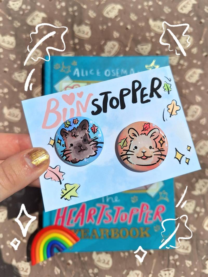 Bunstopper Button Pin Set - Adorable Heart Stopper Inspired Bunny Badge For Queer Book Lovers, Nick & Charlie Rabbit, Cute Pet von CafeBunStudioShop