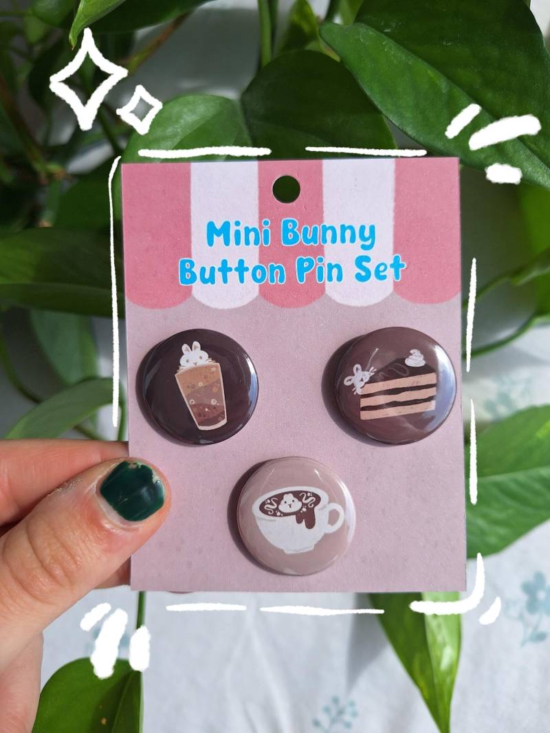 Café Mini Bunny Button Pin Set | Adorable Rabbit Café Themed Badges With Cake, Coffee, Cute Bun Bakery, Cappuccino von CafeBunStudioShop