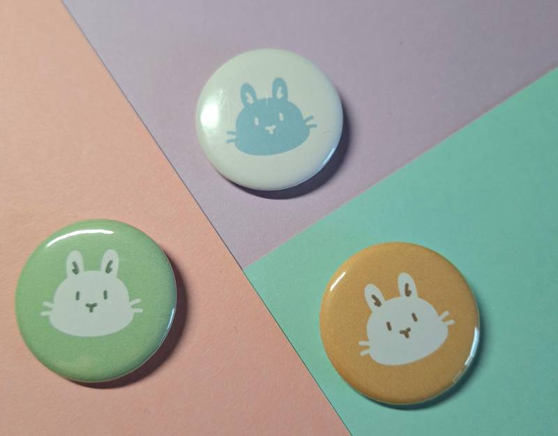Cute Bunny Button Badges | Colourful & Adorable Face von CafeBunStudioShop