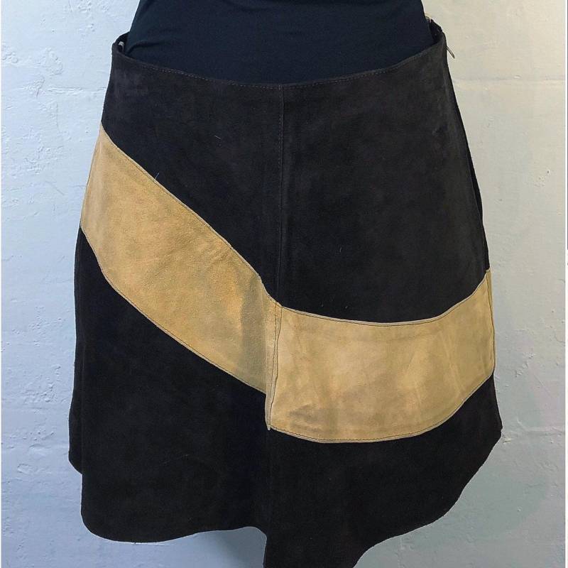 70Er Jahre Wildlederrock-A-Linie Neu - Ausverkauft 70Er Jahre Wildlederrock-A-Linie Neu - Ausverkauft von CafeSocietyVintageGB