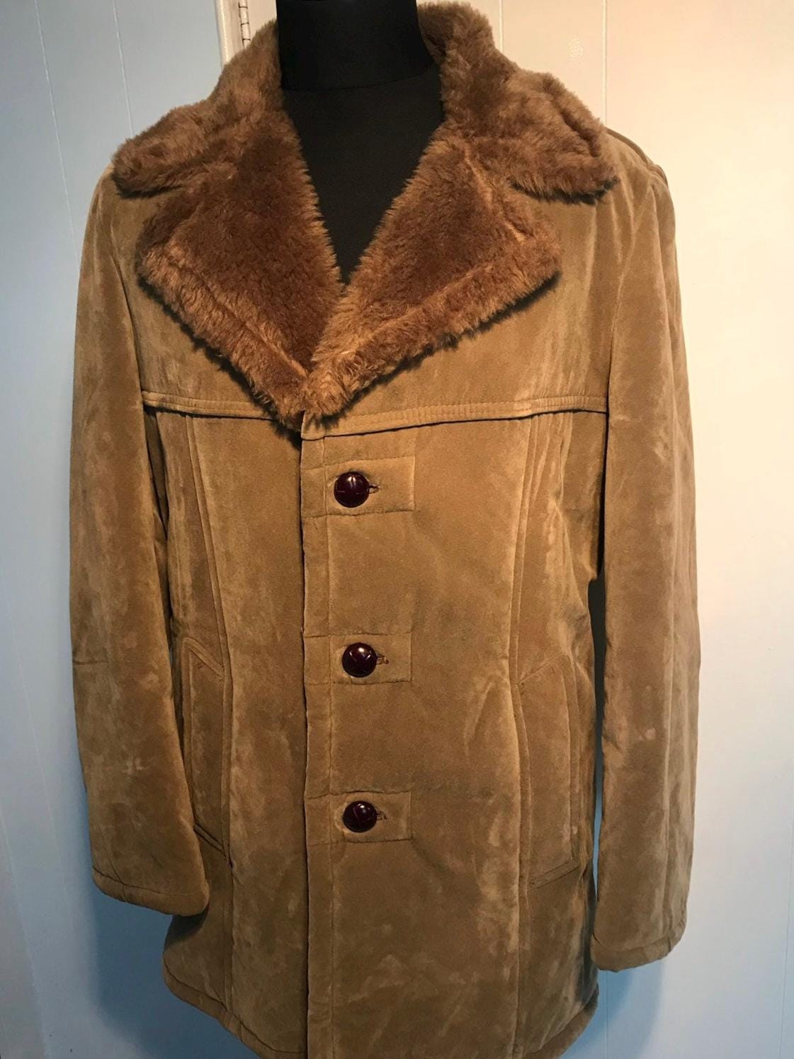 Vtg 70Er Jahre Kurzmantel in Wildleder-Optik Mit Kunstpelz-Made Britain Vtg 70Er Jahre Kurzmantel in Wildleder-Optik Mit Kunstpelz-Made Britain von CafeSocietyVintageGB