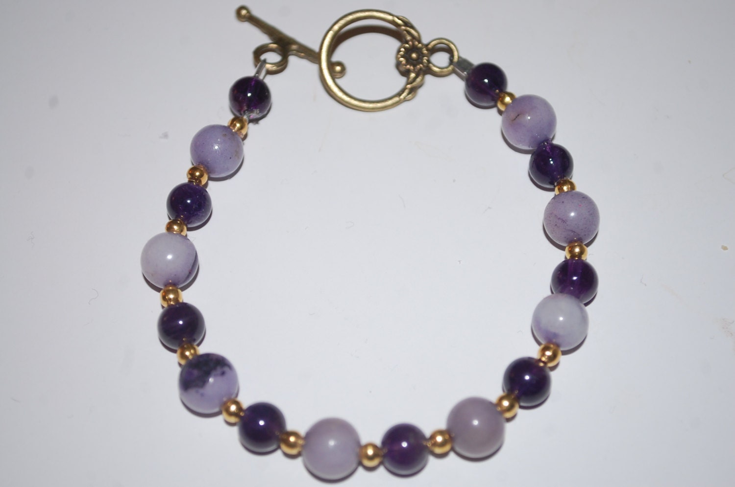 Amethyst Und Lavendel Jade Armband Antik Gold Toggle Mit Spacer Perlen Amethyst Und Lavendel Jade Armband Antik Gold Toggle Mit Spacer Perlen von Cafearts