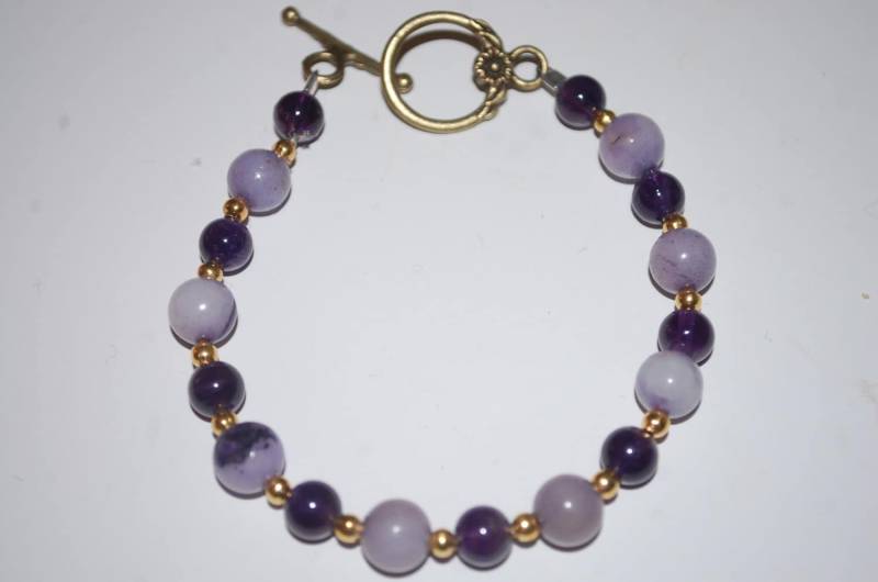 Amethyst Und Lavendel Jade Armband Antik Gold Toggle Mit Spacer Perlen Amethyst Und Lavendel Jade Armband Antik Gold Toggle Mit Spacer Perlen von Cafearts