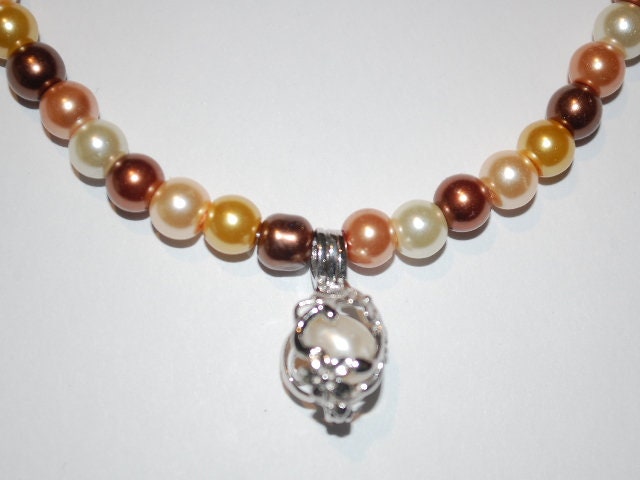 Bunte Perle Halskette Mit Sterling Silber Und Weiß Anhänger Eine Knebel Verschluss 18-3/4 In Bunte Perle Halskette Mit Sterling Silber Und Weiß Anhänger Eine Knebel Verschluss 18-3/4 In von Cafearts