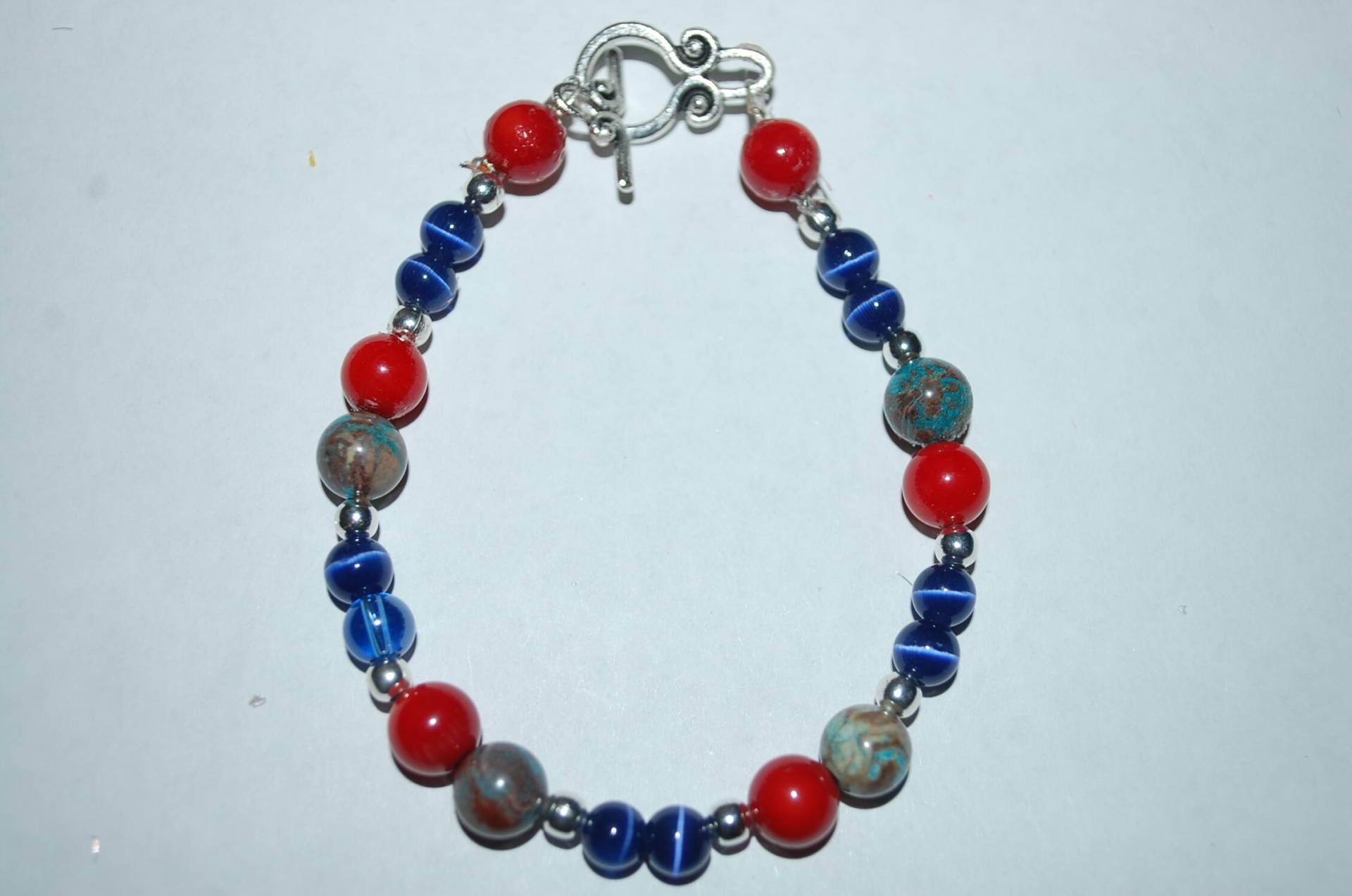 Edelstein-Armband Mit Roten Korallen, Blaue Katze Auge Und Türkis Spitze Achatperlen Silber Spacer Einem Silbernen Knebelverschluss Edelstein-Armband Mit Roten Korallen, Blaue Katze Auge Und Türkis Spitze Achatperlen Silber Spacer Einem Silbernen Knebelverschluss von Cafearts