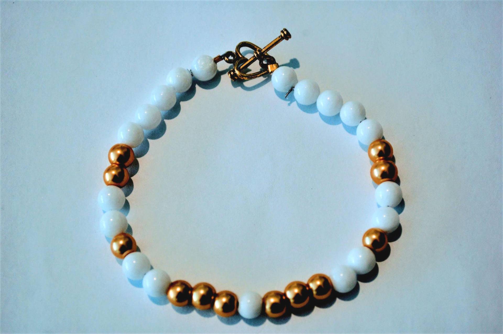 Elegantes Armband Aus Weißer Jade Und Goldenen Perlen Mit Einem Herz-Knebelverschluss Elegantes Armband Aus Weißer Jade Und Goldenen Perlen Mit Einem Herz-Knebelverschluss von Cafearts