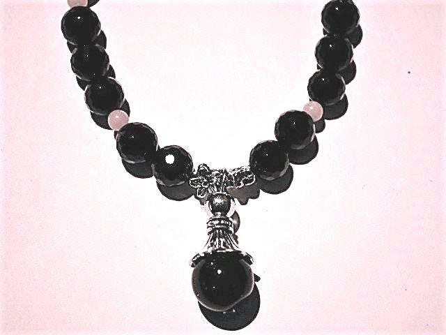 Funkelnde Schwarze Onyx Perlen Halskette Mit Silbernen Blumen Spacern, Pink Opal, Silber/Onyx Anhänger Und Silber Knebelverschluss. 45 cm Funkelnde Schwarze Onyx Perlen Halskette Mit Silbernen Blumen Spacern, Pink Opal, Silber/Onyx Anhänger Und Silber Knebelverschluss. 45 cm von Cafearts