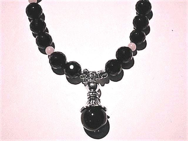 Funkelnde Schwarze Onyx Perlen Halskette Mit Silbernen Blumen Spacern, Pink Opal, Silber/Onyx Anhänger Und Silber Knebelverschluss. 45 cm Funkelnde Schwarze Onyx Perlen Halskette Mit Silbernen Blumen Spacern, Pink Opal, Silber/Onyx Anhänger Und Silber Knebelverschluss. 45 cm von Cafearts