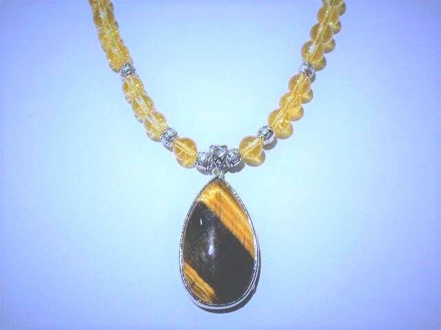 Glitzernde Edelsteinkette Mit Citrin Und Tigerauge Anhänger Silberfarbenen Akzenten Glitzernde Edelsteinkette Mit Citrin Und Tigerauge Anhänger Silberfarbenen Akzenten von Cafearts