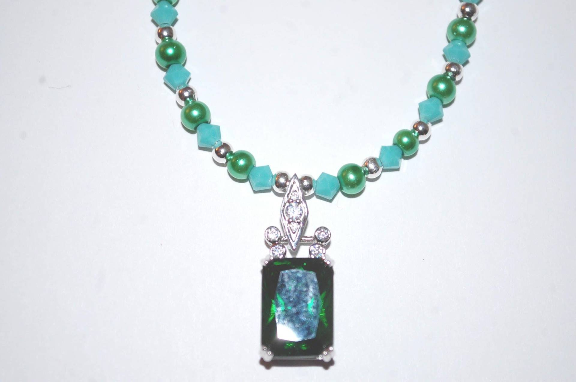 Grüne Perlenkette Mit Grünem Zirkonia-Anhänger Und Grünen Perlen, Türkisfarbenen Diamantförmigen Silbernen Abstandshaltern Silbernem Knebel 45 cm Grüne Perlenkette Mit Grünem Zirkonia-Anhänger Und Grünen Perlen, Türkisfarbenen Diamantförmigen Silbernen Abstandshaltern Silbernem Knebel 45 cm von Cafearts