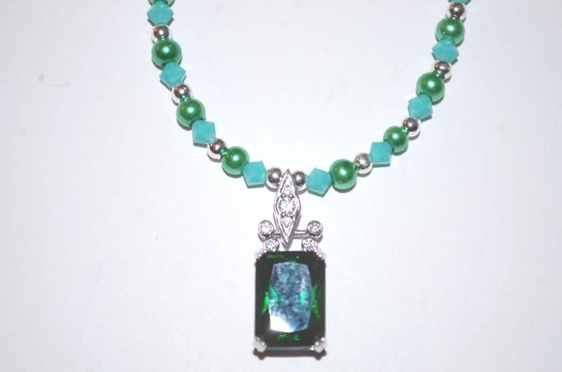 Grüne Perlenkette Mit Grünem Zirkonia-Anhänger Und Grünen Perlen, Türkisfarbenen Diamantförmigen Silbernen Abstandshaltern Silbernem Knebel 45 cm Grüne Perlenkette Mit Grünem Zirkonia-Anhänger Und Grünen Perlen, Türkisfarbenen Diamantförmigen Silbernen Abstandshaltern Silbernem Knebel 45 cm von Cafearts