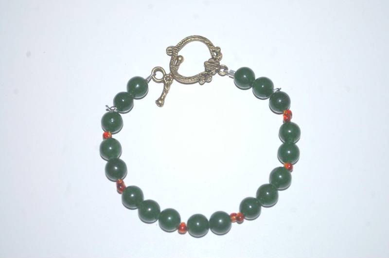 Jade Armband Mit Roten Spacers Und Antique Gold Toggle Jade Armband Mit Roten Spacers Und Antique Gold Toggle von Cafearts