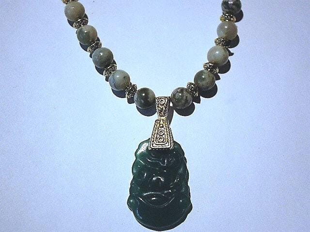 Jade Halskette Mit Wunderschön Geschnitzten Anhänger Und Weiß/Grün Perlen Antique Gold Spacers Toggle Jade Halskette Mit Wunderschön Geschnitzten Anhänger Und Weiß/Grün Perlen Antique Gold Spacers Toggle von Cafearts