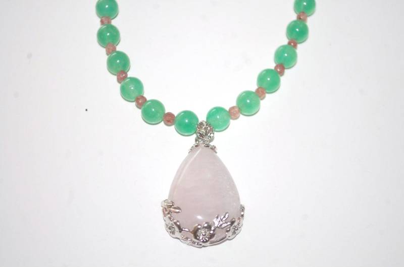 Jade Perlenkette Mit Rosenquarz Spacern, Anhänger Und Silber Knebelverschluss Jade Perlenkette Mit Rosenquarz Spacern, Anhänger Und Silber Knebelverschluss von Cafearts