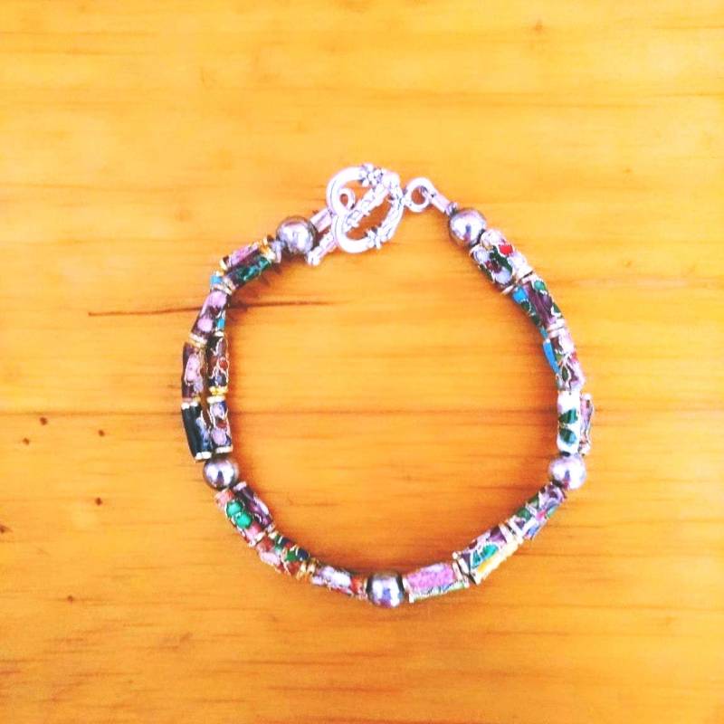Kleines, Filigranes Doppelstrang-Armband Mit Silbernen Spacers Und Herz-Toggle-Verschluss Kleines, Filigranes Doppelstrang-Armband Mit Silbernen Spacers Und Herz-Toggle-Verschluss von Cafearts