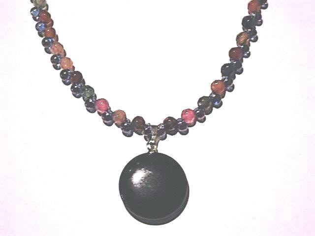 Mehrfarbige Achat-Halskette Mit Lila Glasperlen Und Schwarzem Runden Edelstein-Anhänger 45 cm von Cafearts