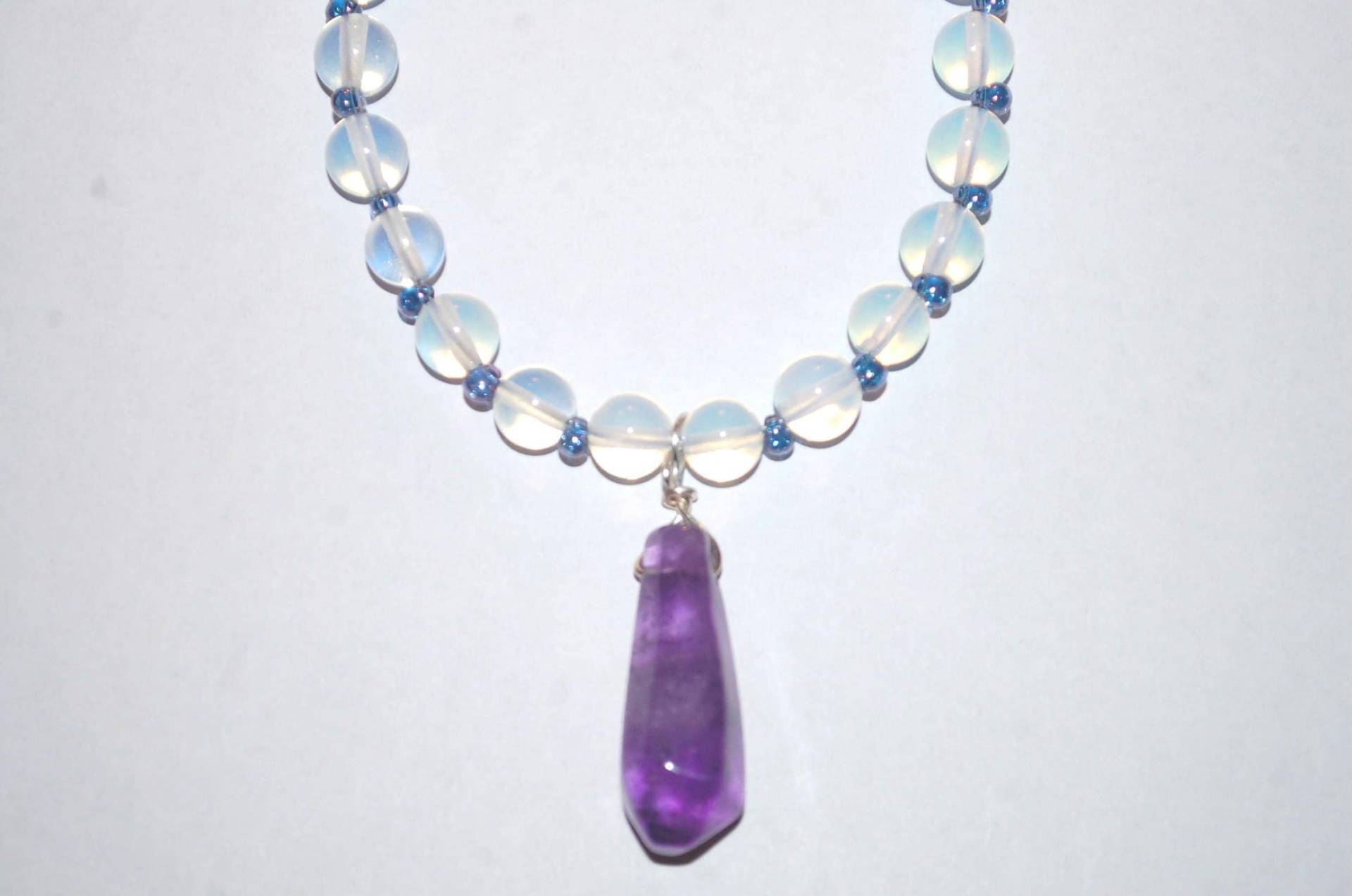 Opalite Meditations-Halskette Mit Amethyst Anhänger Und Violette Rocailles Perlen Einem Silber Knebelverschluss 18-1/2 In Opalite Meditations-Halskette Mit Amethyst Anhänger Und Violette Rocailles Perlen Einem Silber Knebelverschluss 18-1/2 In von Cafearts