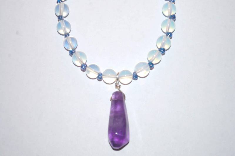 Opalite Meditations-Halskette Mit Amethyst Anhänger Und Violette Rocailles Perlen Einem Silber Knebelverschluss 18-1/2 In Opalite Meditations-Halskette Mit Amethyst Anhänger Und Violette Rocailles Perlen Einem Silber Knebelverschluss 18-1/2 In von Cafearts