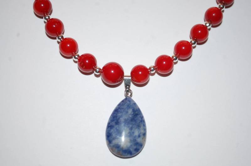 Rote Koralle Kette Mit Blauen Sodalithanhänger Und Silber Spacer Toggle Verschluss 18 Zoll Rote Koralle Kette Mit Blauen Sodalithanhänger Und Silber Spacer Toggle Verschluss 18 Zoll von Cafearts