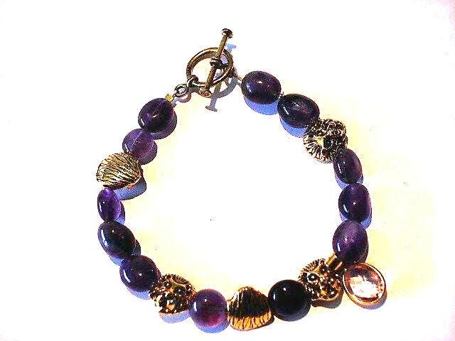 Schönes Lila Amethyst Armband Mit Goldenen Löwen Spacers, Knebelverschluss Und Anhänger Schönes Lila Amethyst Armband Mit Goldenen Löwen Spacers, Knebelverschluss Und Anhänger von Cafearts