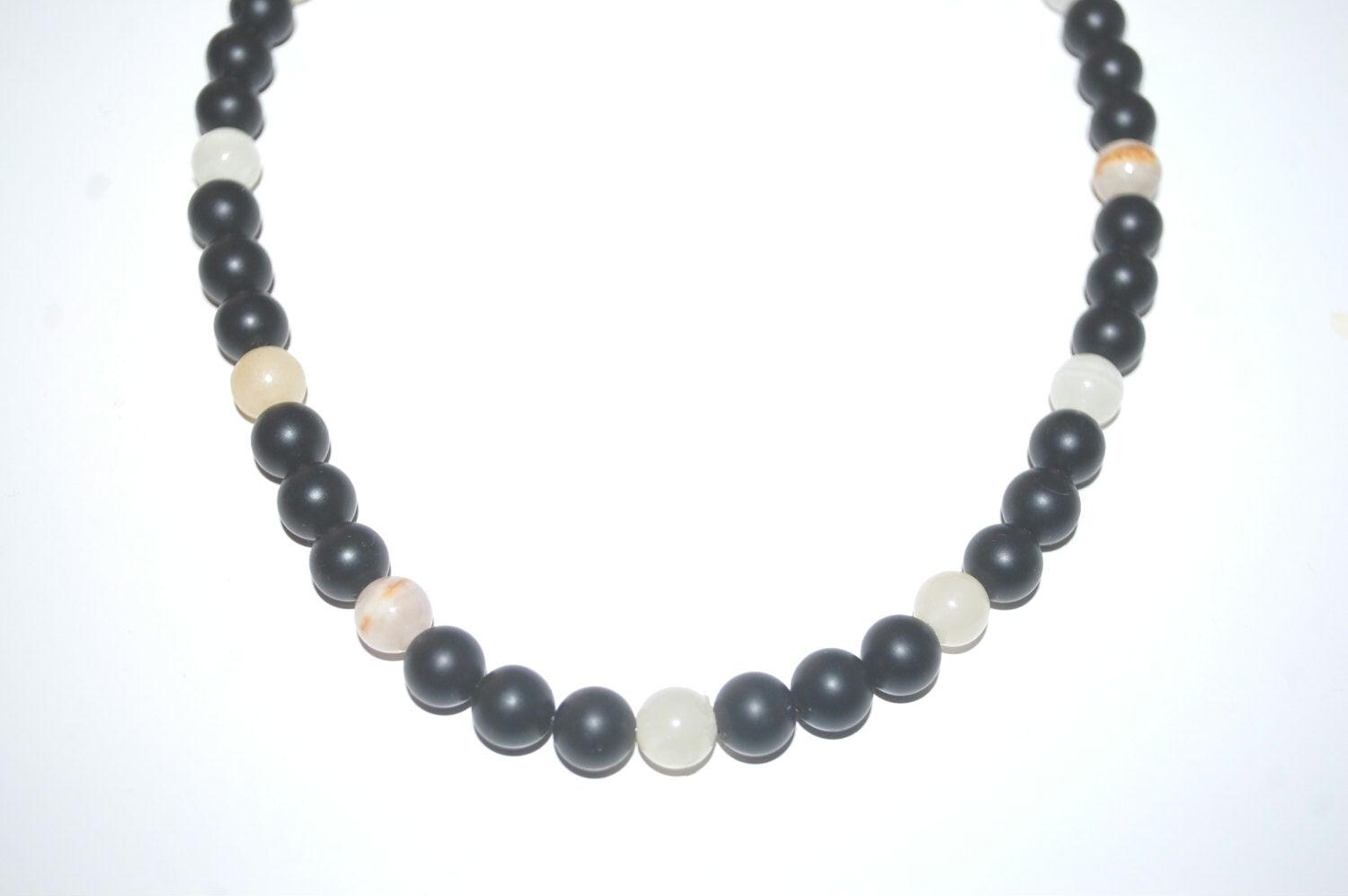 Schwarze Onyx Und Weiße Perlen Halskette Mit Gold Knebelverschluss - 20 Zoll Lang Schwarze Onyx Und Weiße Perlen Halskette Mit Gold Knebelverschluss - 20 Zoll Lang von Cafearts