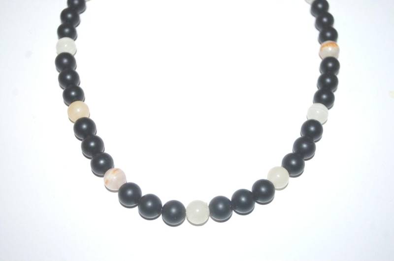 Schwarze Onyx Und Weiße Perlen Halskette Mit Gold Knebelverschluss - 20 Zoll Lang Schwarze Onyx Und Weiße Perlen Halskette Mit Gold Knebelverschluss - 20 Zoll Lang von Cafearts