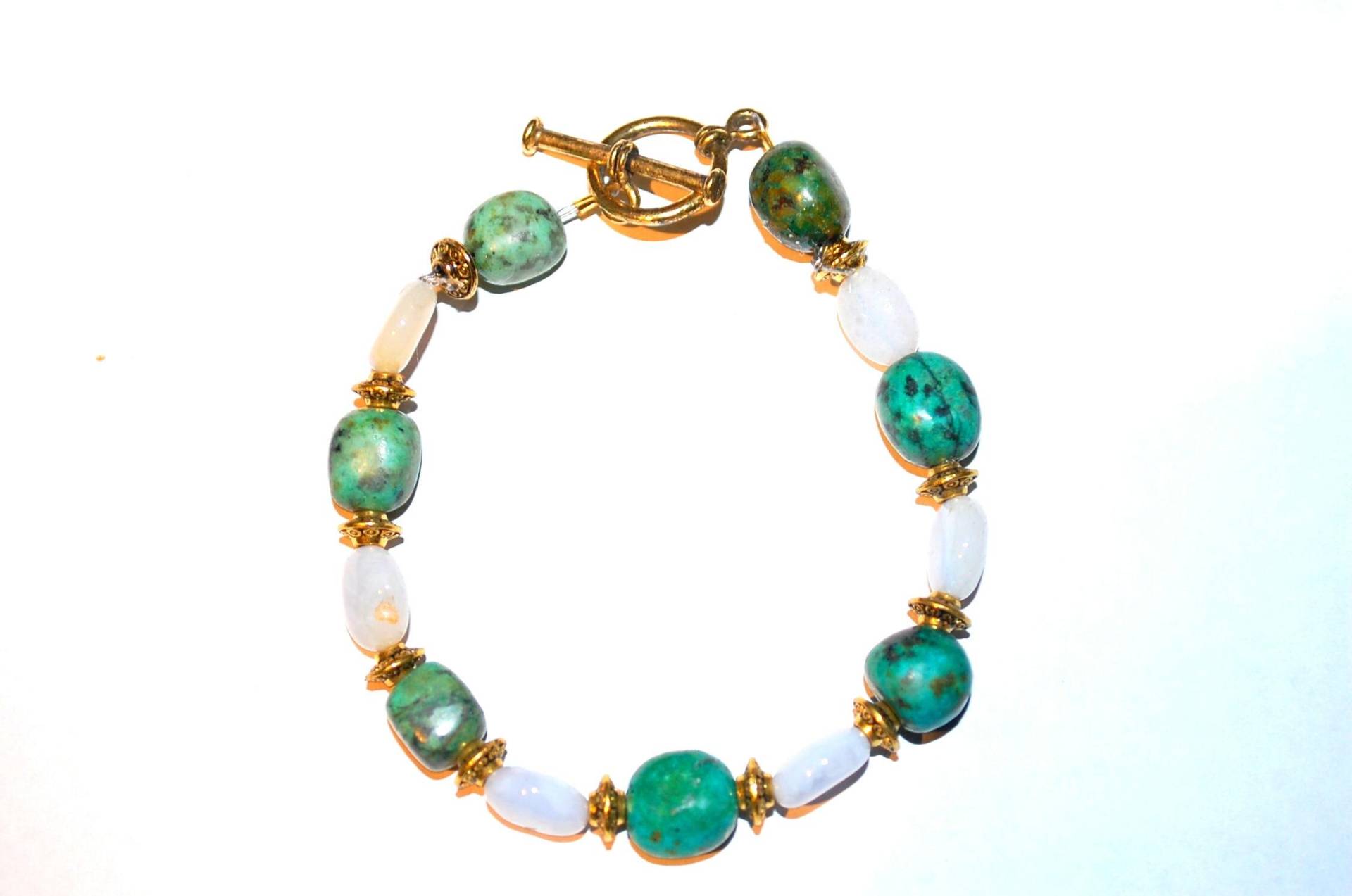 Türkis Und Hellblau Achat Armband Mit Antiken Gold Spacers Einem Toggle Verschluss 18 cm Türkis Und Hellblau Achat Armband Mit Antiken Gold Spacers Einem Toggle Verschluss 18 cm von Cafearts