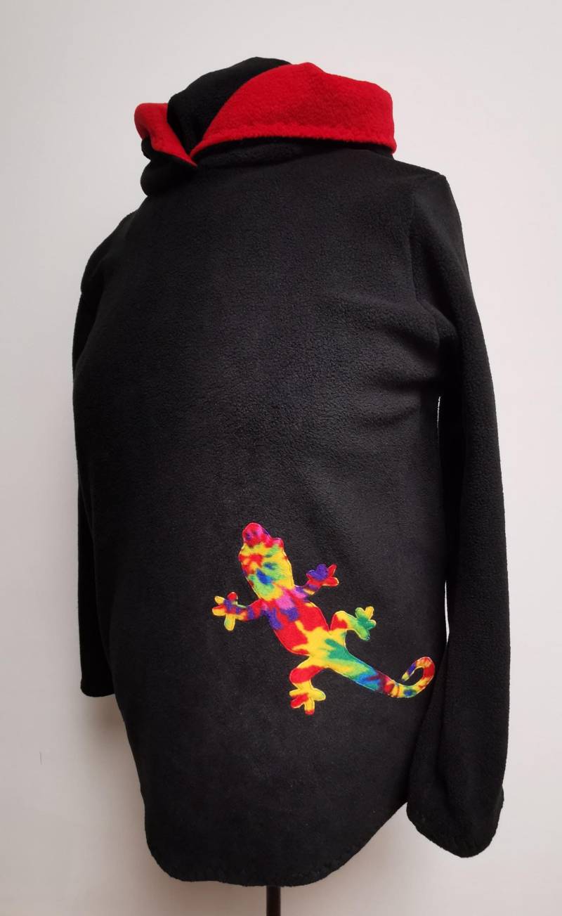 Bunter Gecko Auf Schwarzem Pullover Aus Fleece Mit Zipfelkapuze. Warmer Hoodie in Oversized. Kuschelig + Warm von CahaStoffideen