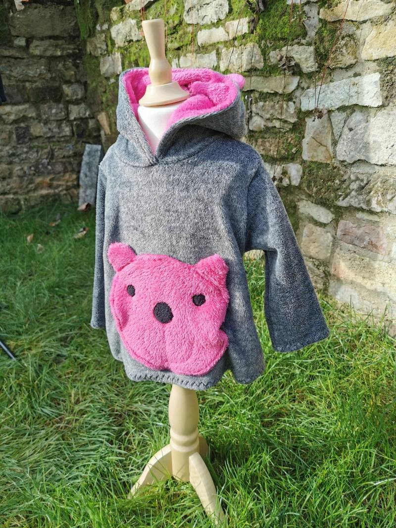 Pullover Mit Bär, Grau + Pink. Kuschelig Warm. Mit Ohren An Der Kapuze. Kapuzenpulli Bär in Als Jacke Tragbar von CahaStoffideen