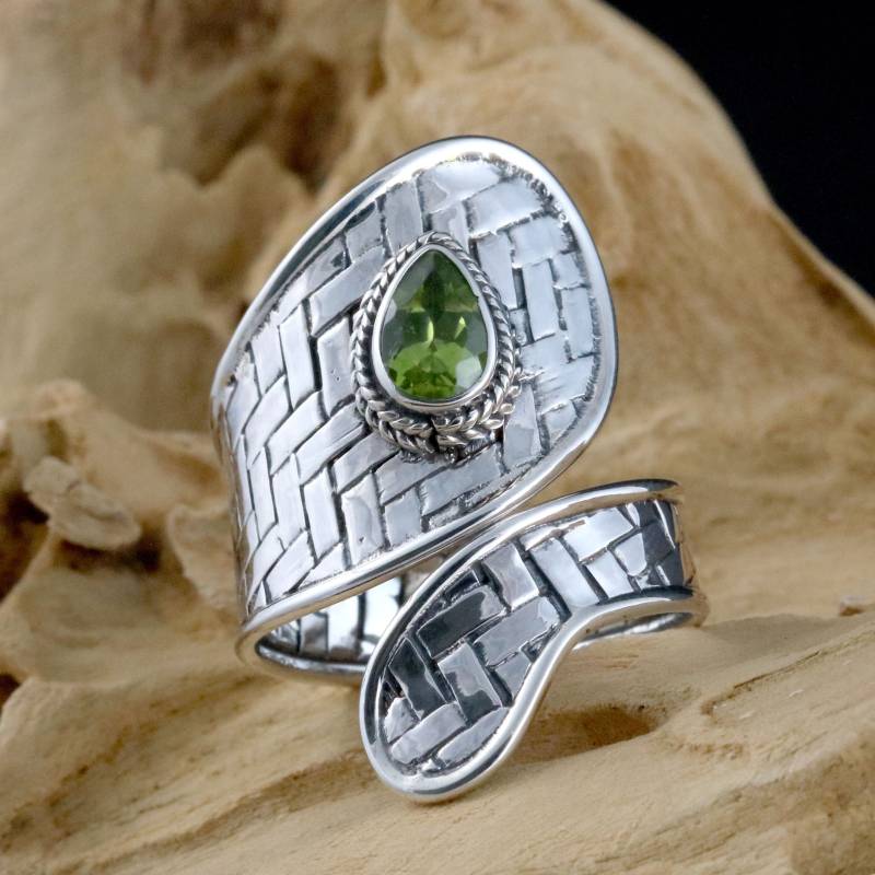 Eleganter 925 Silberring Damen Silber Ring Mit Grünem Peridot von CahayaPermai