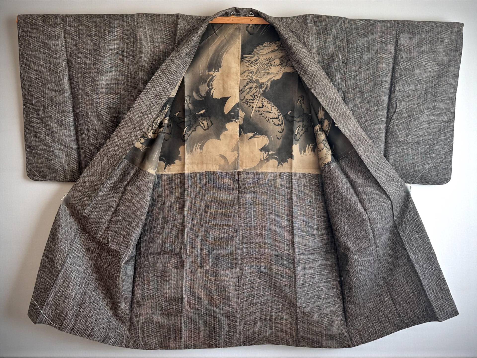 Schlammgefärbte Braune Haori-Kimono-Jacke - 1920-40Er Jahre Ōshima-Tsumugi-Seide, Drachenfutter, Herren/Unisex Mh86 Beschädigt von CaicoVintageKimono