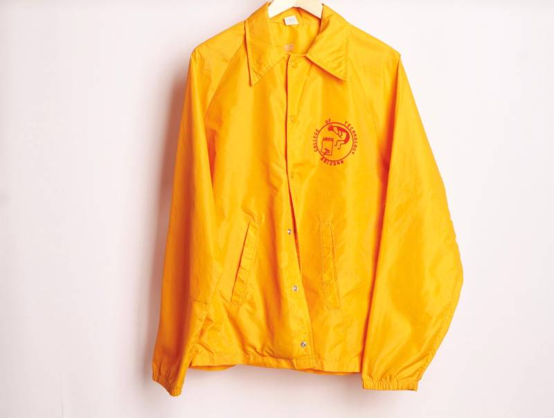 Vintage Indie Rocker Ende 90Er Jahre Y2K Garage Workwear Nylon Jacke Silky Finish Herren Größe Medium Bescheidene Maus Vintage Indie Rocker Ende 90Er Jahre Y2K Garage Workwear Nylon Jacke Silky Finish Herren Größe Medium Bescheidene Maus von CairoVintage