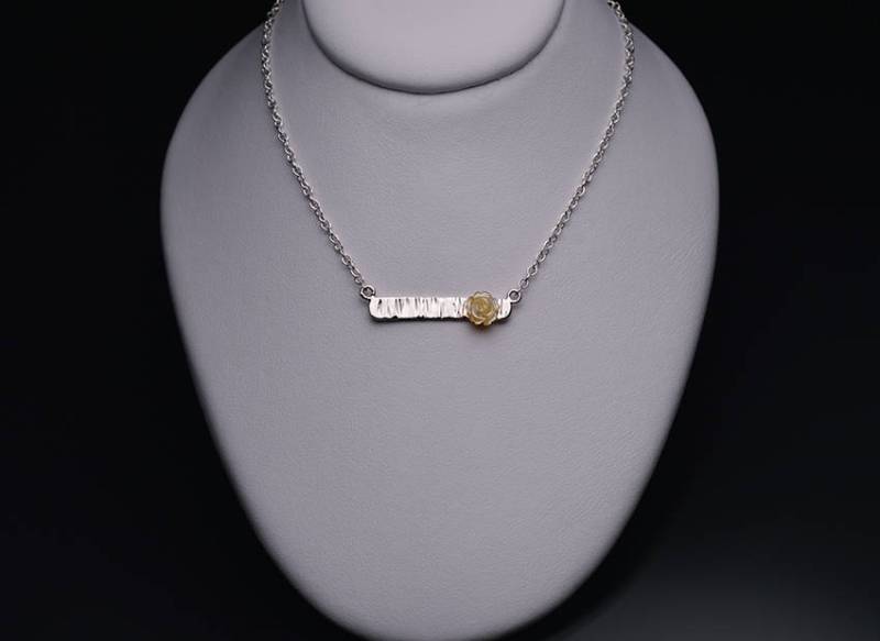 Gelber Perlmutt Blumen Anhänger von CaitlinPaulJewelry