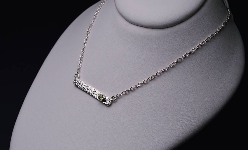 Peridot Gehämmerte Bar Anhänger Peridot Gehämmerte Bar Anhänger von CaitlinPaulJewelry