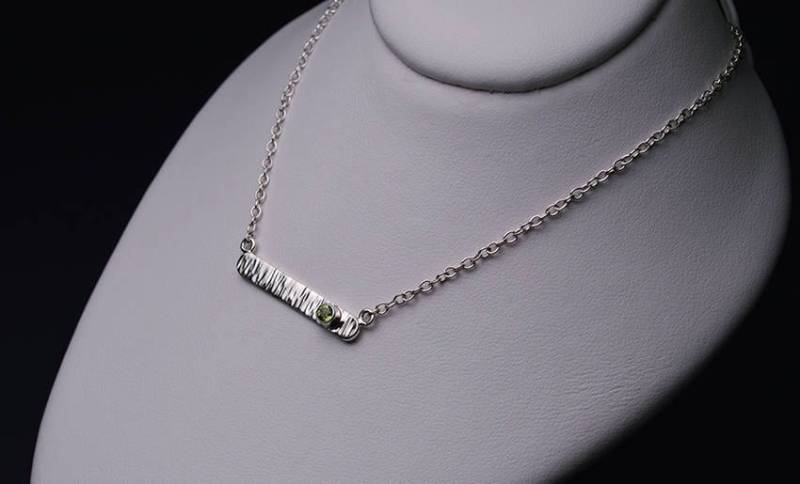 Peridot Gehämmerte Bar Anhänger Peridot Gehämmerte Bar Anhänger von CaitlinPaulJewelry