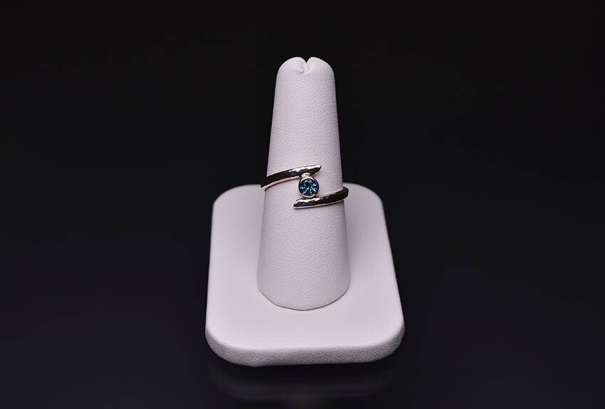 Runder Gehämmerter Bypass Ring Mit London Blue Topas Runder Gehämmerter Bypass Ring Mit London Blue Topas von CaitlinPaulJewelry