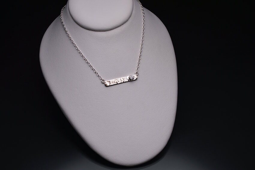 Zirkonia Gehämmert Bar Anhänger Zirkonia Gehämmert Bar Anhänger von CaitlinPaulJewelry