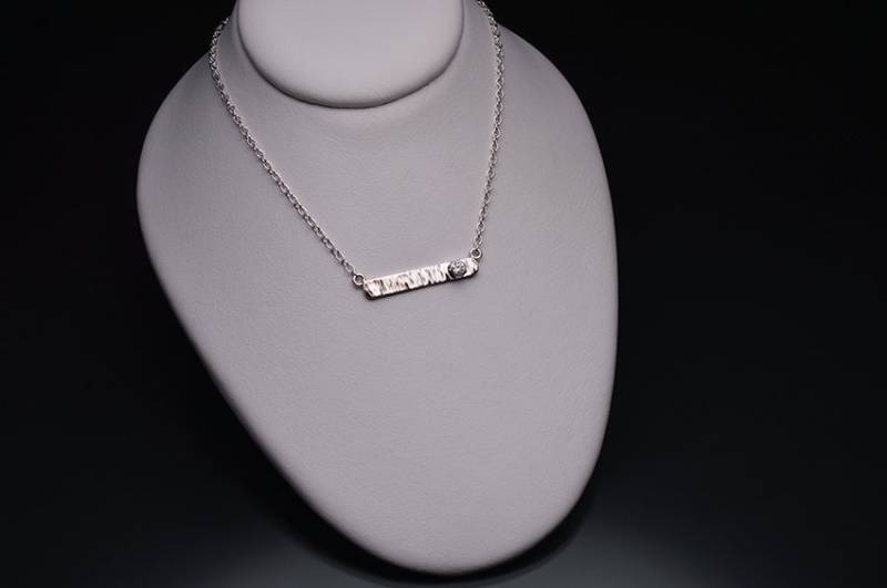 Zirkonia Gehämmert Bar Anhänger Zirkonia Gehämmert Bar Anhänger von CaitlinPaulJewelry