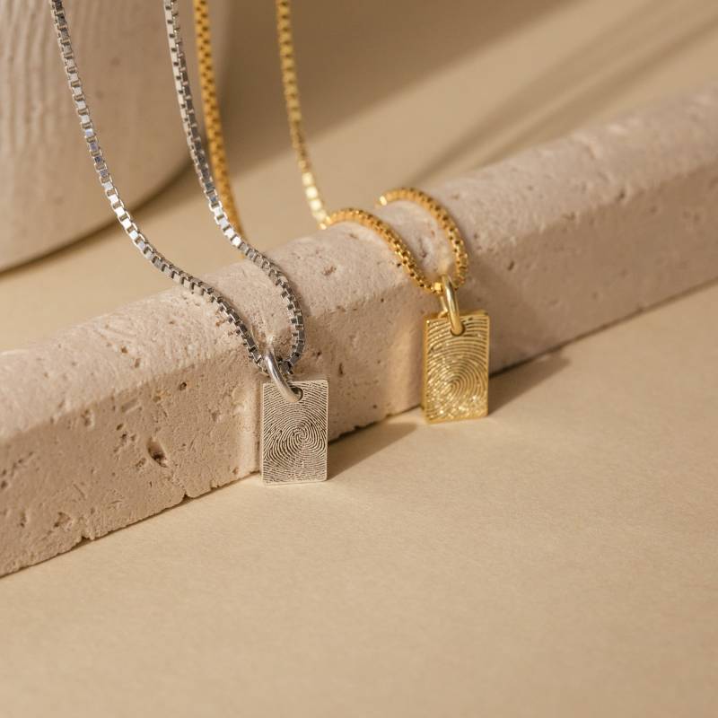 Bestes Erinnerungsgeschenk Für Mutter Zierliche Fingerabdruck-Tag-Halskette Von Caitlyn Minimalist Personalisierte Anhänger-Halskette in Box-Kette von CaitlynMinimalist