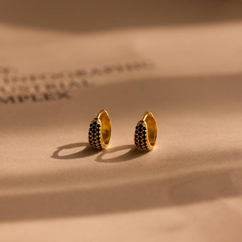 Chunky Onyx Pave Huggies Von Caitlyn Minimalist Dicke Schwarze Diamant Creolen in Gold Statement Schmuck Beste Freundin Geschenk Er546 von CaitlynMinimalist